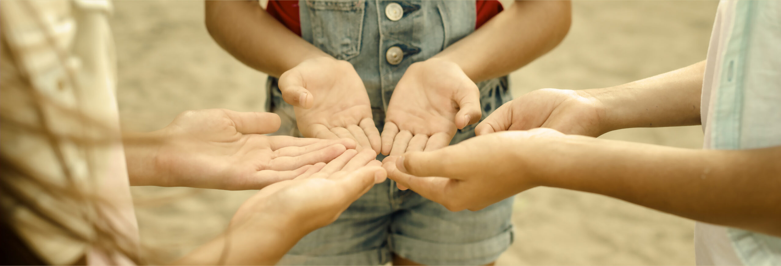 Niños tomándose de las manos en fundación borges coppel